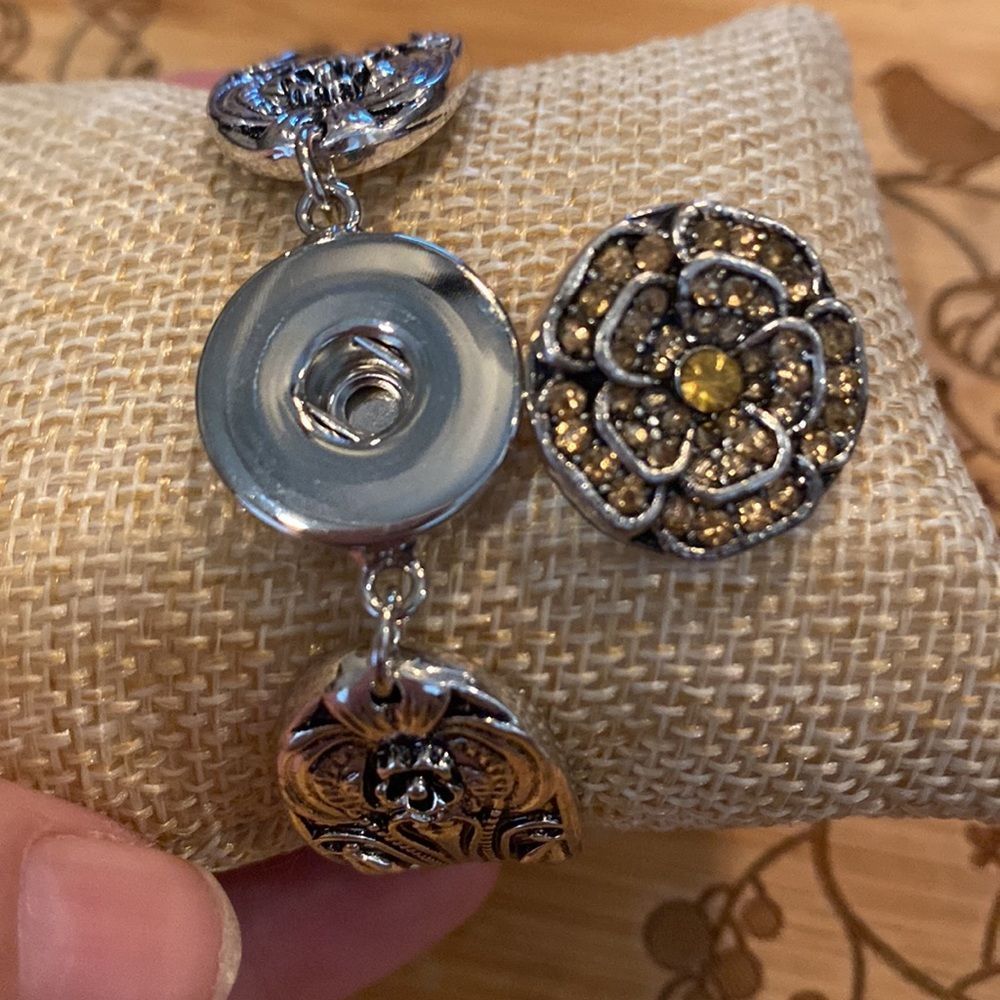 NWOT Button Bracelet - Picture 8 of 9